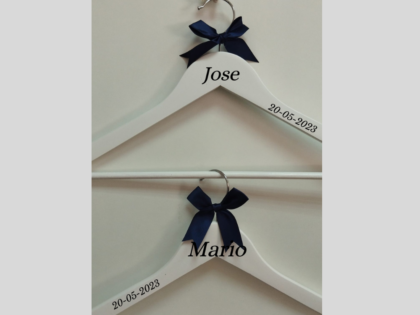 CONJUNTO 2 PERCHAS PERSONALIZADAS TAMAÑO ADULTO MADERA BLANCA LAZO AZUL + LAZO AZUL (Envío gratis)