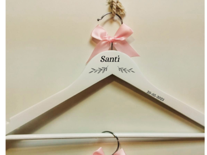 PERCHA PERSONALIZADA TAMAÑO ADULTO MADERA BLANCA LAZO ROSA (Envío gratis)