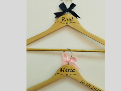 CONJUNTO DE 2 PERCHAS PERSONALIZADAS TAMAÑO ADULTO MADERA MADERA LAZO AZUL + LAZO ROSA (Envío gratis)