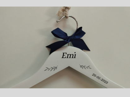 PERCHA PERSONALIZADA TAMAÑO ADULTO MADERA BLANCA LAZO AZUL (Envío gratis)