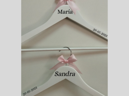 CONJUNTO 2 PERCHAS PERSONALIZADAS TAMAÑO ADULTO MADERA BLANCA LAZO ROSA + ROSA (Envío gratis)