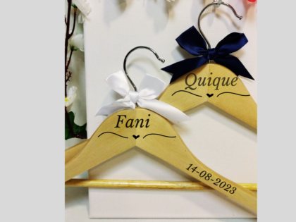 CONJUNTO 2 PERCHAS PERSONALIZADAS TAMAÑO ADULTO MADERA MADERA LAZO AZUL + LAZO BLANCO (Envío gratis)