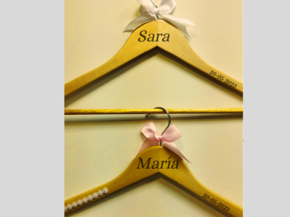 CONJUNTO 2 PERCHAS PERSONALIZADAS TAMAÑO ADULTO MADERA MADERA LAZO BLANCO + LAZO ROSA (Envío gratis)