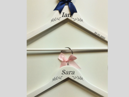 CONJUNTO 2 PERCHAS PERSONALIZADAS TAMAÑO ADULTO MADERA BLANCA LAZO AZUL + LAZO ROSA (Envío gratis)