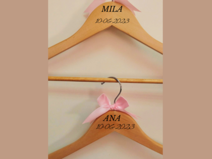 CONJUNTO 2 PERCHAS PERSONALIZADAS TAMAÑO ADULTO MADERA MADERA LAZO ROSA + LAZO ROSA (Envío gratis)
